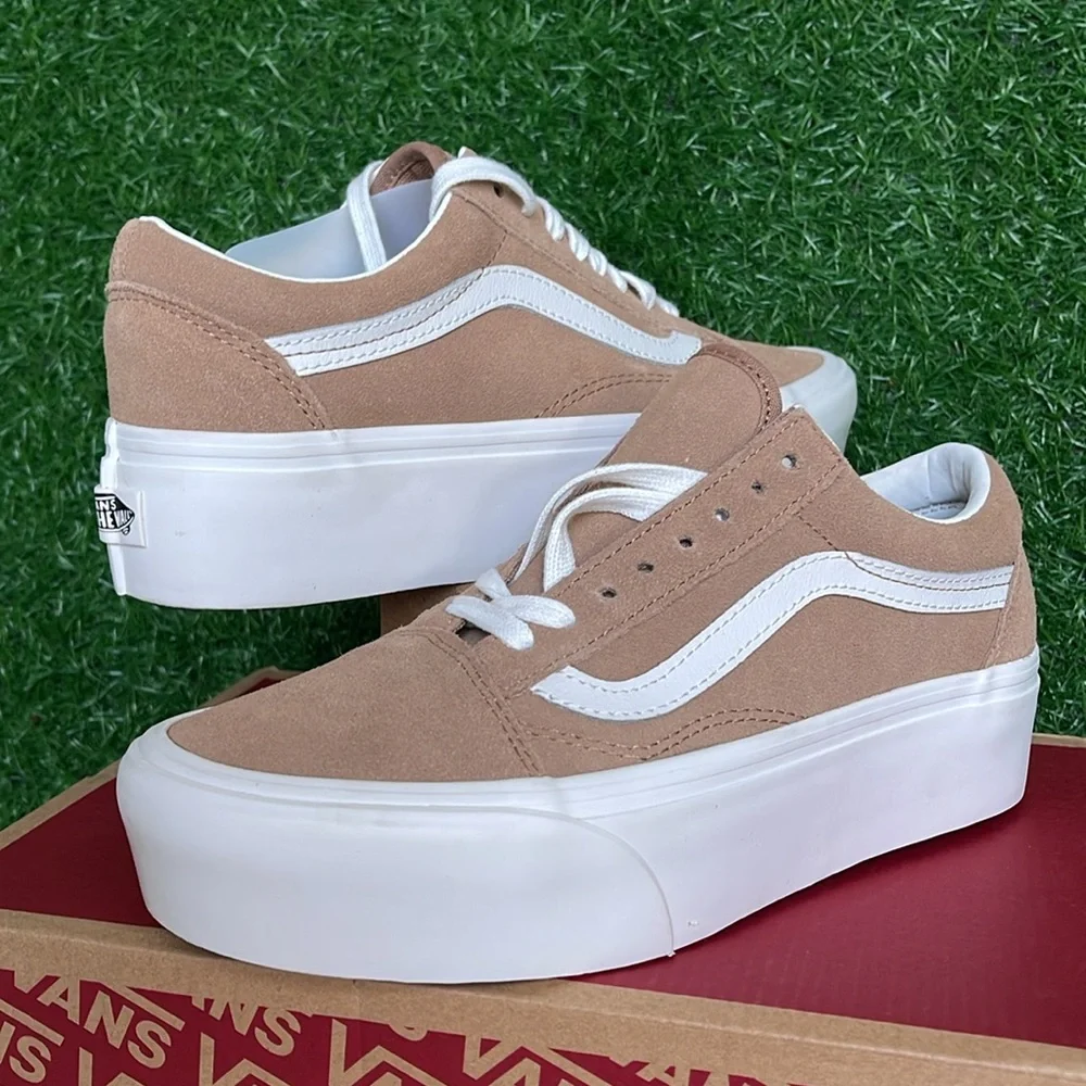 Vans WMNS Old Skool Stacked Soft Suede Burro/True White
VN0A7Q5MB69
Platforms - Picture 8 of 16